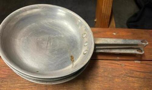 DESCRIPTION (4) 10" SKILLETS THIS LOT IS: SOLD BY THE PIECE SIZE 10" LOCATION BAY 6 QTY 4