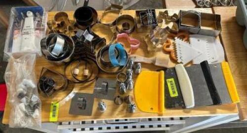 DESCRIPTION (1) LOT OF ASSORTED BAKING SMALL WARES. THIS LOT IS: ONE MONEY LOCATION BAY 6 QTY 1