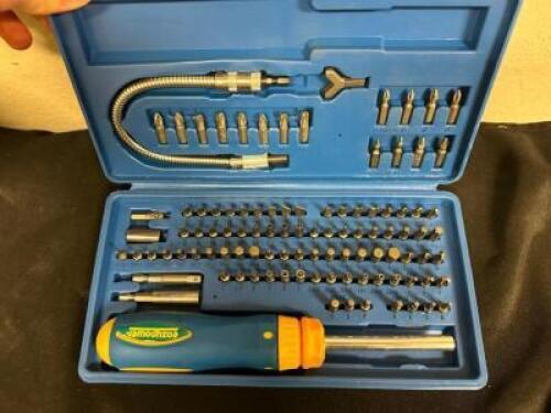 SCREWDRIVER WITH ACCESSORY SET
