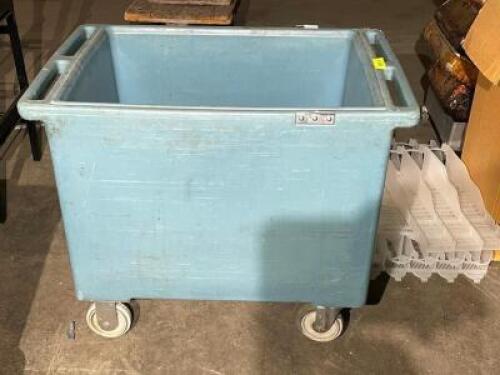 DESCRIPTION: 20" X 30" PLASTIC ICE CART. MISSING LID SIZE: 30" X 30: LOCATION: BAY 7 QTY: 1