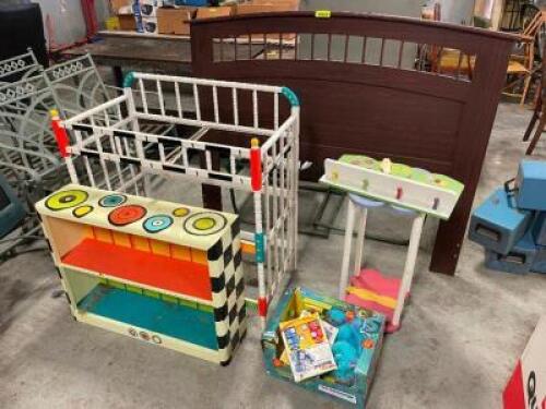 LARGE GROUP OF ASSORTED CHILDREN'S BEDROOM ITEMS AND TOYS SOLD AS SET.