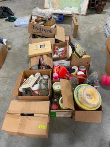 LARGE GROUP OF ASSORTED VINTAGE HOME DECOR AND KITCHEN ITEMS SOLD AS SET.