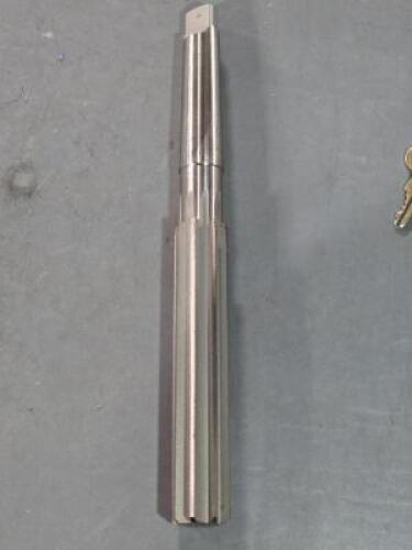 DESCRIPTION: (1) HSS TAPER SHANK REAMER BRAND/MODEL: MADE IN USA 89456933 SIZE: 1-1/8" DIA RETAIL$: $111.05 QTY: 1