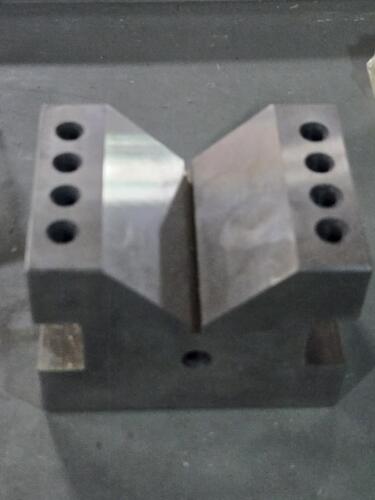 DESCRIPTION: (1) STEEL VEE BLOCK BRAND/MODEL: VC 00325530 INFORMATION: MISSING CLAMP SIZE: 2-1/4" MAX RETAIL$: $94.44 QTY: 1