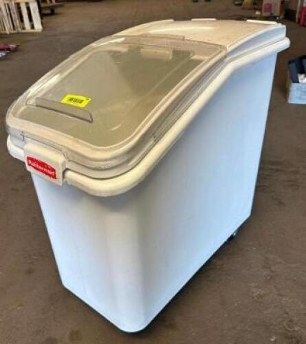 DESCRIPTION 15 GALLON ROLL ABOUT INGREDIENTS BIN W/ LID BRAND / MODEL: RUBBERMAID LOCATION BAY 6 QTY 1