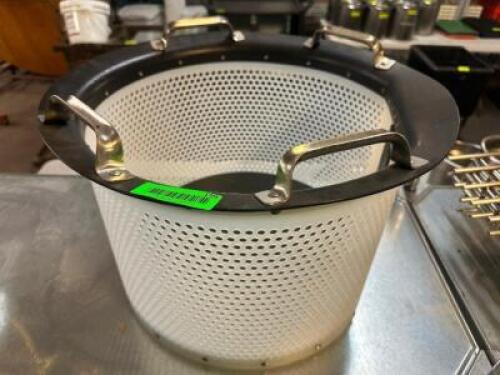 DESCRIPTION SALVAJOR PLASTIC SCRAP BASKET. BRAND / MODEL: SALVAJOR 992013 LOCATION BAY 6 QTY 1