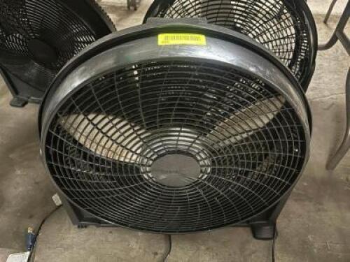 DESCRIPTION 24" BLACK PLASTIC FLOOR FAN SIZE 24" LOCATION BAY 6 QTY 1