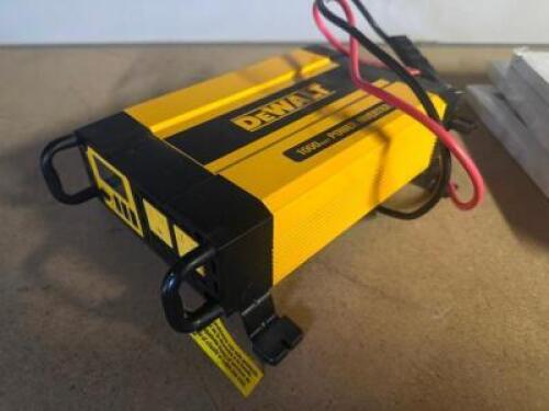 DEWALT DXAEPI1000 1000 WATT PORTABLE CAR POWER INVERTER.