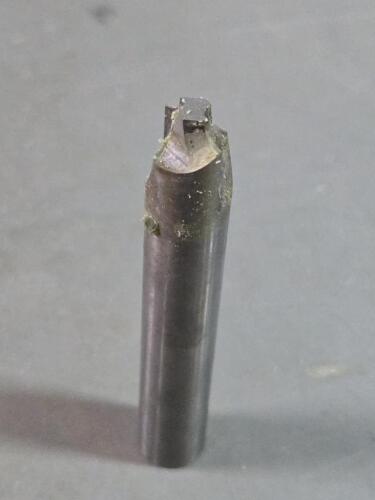 DESCRIPTION: (5) CARBIDE CORNERE ROUNDING END MILL BRAND/MODEL: B&T TOOL SP001627 SIZE: 1/2" DIA RETAIL$: $349.95 QTY: 5