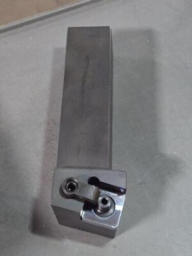 DESCRIPTION: (1) MSRNR 24-8E INDEXABLE TURNING TOOLHOLDER BRAND/MODEL: UNKNOWN 91422733 SIZE: 1-1/4" SQ SHANK QTY: 1