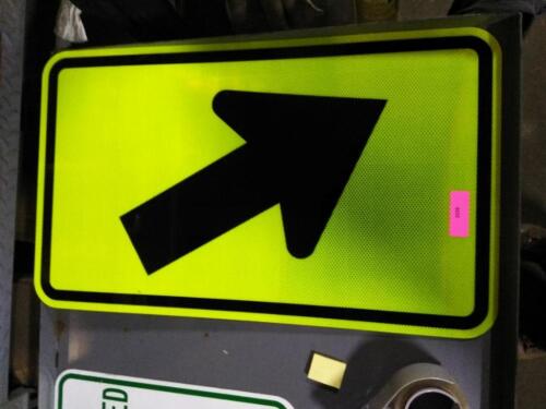 DESCRIPTION: (1) ARROW SIGN BRAND/MODEL: ECONO SIGNS LLC INFORMATION: ALUMINUM SIZE: 24X12X18 RETAIL$: $61.98 EA QTY: 1