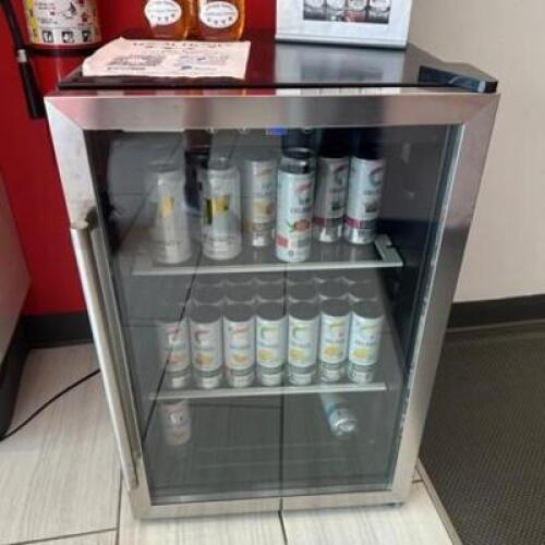 BEVERAGE COOLER / MINI FRIDGE