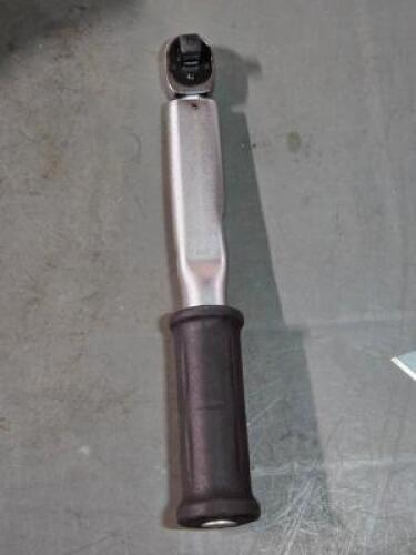 DESCRIPTION: (1) 3/8" DRIVE TORQUE WRENCH BRAND/MODEL: GEARWRENCH 85162 SIZE: 10 TO 50 Nm RETAIL$: $139.90 QTY: 1
