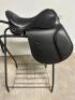 DESCRIPTION 17" BLACK LEATHER DRESSAGE SADDLE WITH BRIDAL, CINCH, AND STIRRUPS. BRAND / MODEL: JD IMPORTS ES001 ADDITIONAL INFORMATION NEW IN THE BOX.