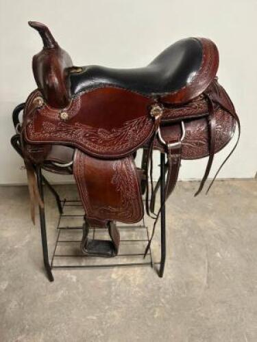 DESCRIPTION 17" LEATHER WESTERN SADDLE W/ STIRRUPS. ( USED ) NO TACK INCLUDED ADDITIONAL INFORMATION USED IN THE BOC SIZE 17" LOCATION BAY 6 QTY 1