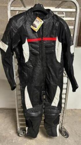 DESCRIPTION SIZE 50 FULL BODY LEATHER MOTORCYCLE RIDING SUIT BRAND / MODEL: JD IMPORTS JD-1130 ADDITIONAL INFORMATION NEW W/ PACKAGING SIZE SIZE 50 LO