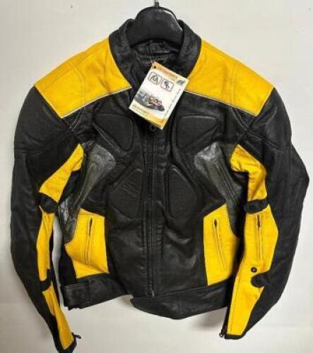 DESCRIPTION BLACK AND YELLOW LEATHER RIDING JACKET. BRAND / MODEL: JD IMPORTS MBJ-016 ADDITIONAL INFORMATION NEW W/ PACKAGING SIZE LARGE LOCATION BAY