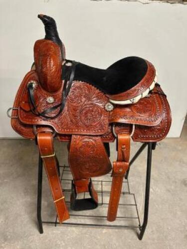 DESCRIPTION 13" WESTERN STYLE LEATHER SADDLE IN CHUNNEL. COMES W/ STIRRUPS. BRAND / MODEL: JD IMPORTS AS2401 ADDITIONAL INFORMATION NEW IN THE BOX. SI