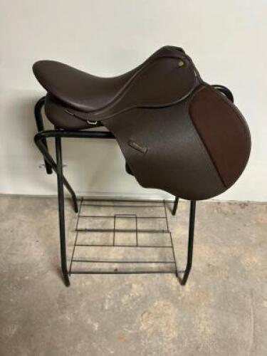 DESCRIPTION 17" WINTEC 500 AF SYNTHETIC ENGLISH SADDLE W/ GIRTH, CINCH, STIRRUPS, AND GULLET. ADDITIONAL INFORMATION NEW IN THE BOX. SIZE 17" LOCATION