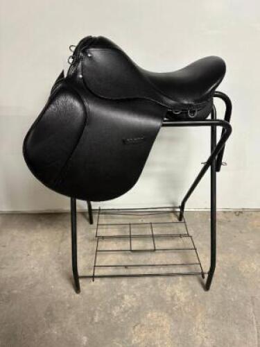 DESCRIPTION 18" BLACK LEATHER DRESSAGE SADDLE WITH BRIDAL, CINCH, AND STIRRUPS. BRAND / MODEL: JD IMPORTS ES001 ADDITIONAL INFORMATION NEW IN THE BOX.