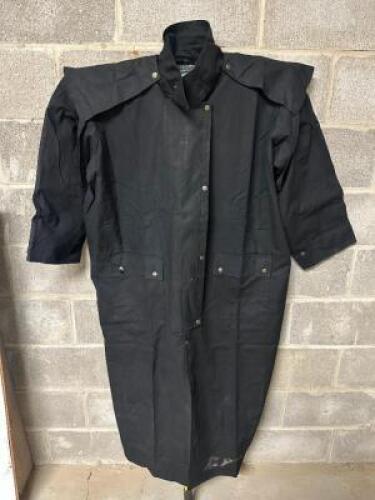 DESCRIPTION 2XL BLACK DUSTER COAT. BRAND / MODEL: JD IMPORTS MV001 ADDITIONAL INFORMATION NEW W/ CARRY BAG. SIZE 2XL LOCATION BAY 6 QTY 1