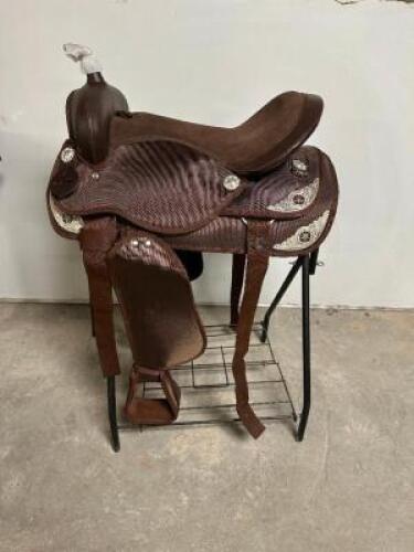 DESCRIPTION 17" HILASON WESTERN HORSE TRAIL PLEASURE AMERICAN LEATHER SADDLE BROWN AND SILVER BRAND / MODEL: JD IMPORTS IK SK1802 SIZE 17" LOCATION BA