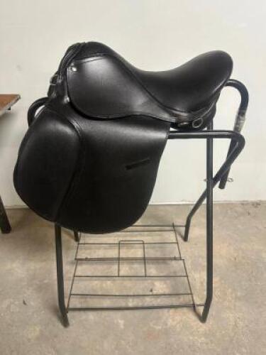 DESCRIPTION 16" BLACK LEATHER DRESSAGE SADDLE WITH BRIDAL, CINCH, AND STIRRUPS. BRAND / MODEL: JD IMPORTS ES001 ADDITIONAL INFORMATION NEW IN THE BOX.