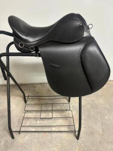 DESCRIPTION 16" BLACK LEATHER DRESSAGE SADDLE WITH BRIDAL, CINCH, AND STIRRUPS. BRAND / MODEL: JD IMPORTS ES001 ADDITIONAL INFORMATION NEW IN THE BOX.