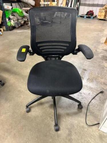 ROLLING OFFICE CHAIR