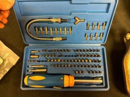 SCREWDRIVER SET WITH BITS