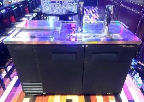 DESCRIPTION TRUE 59" TWO DOOR STAINLESS DIRECT DRAW BEER BOW W/ TWO TOWERS. BRAND / MODEL: TRUE TDD-2CT ADDITIONAL INFORMATION SN# 1-2903126, 115 VOLT