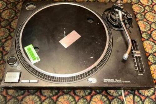DESCRIPTION TECHNICS QUARTZ SL-1200MK2 TURN TABLE BRAND / MODEL: TECHNICS QUARTZ SL-1200MK2 ADDITIONAL INFORMATION UNTESTED:&nbsp; RETAILS USED FOR $600 AN
