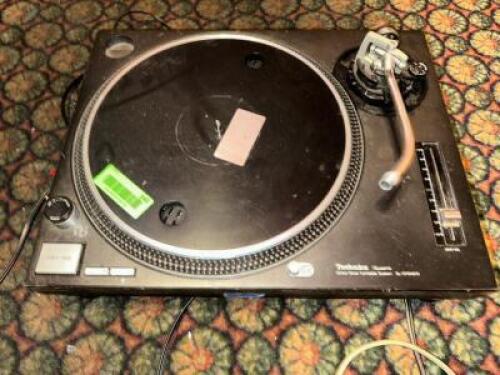 DESCRIPTION TECHNICS QUARTZ SL-1200MK2 TURN TABLE BRAND / MODEL: TECHNICS QUARTZ SL-1200MK2 ADDITIONAL INFORMATION UNTESTED: . RETAILS USED FOR $600 A