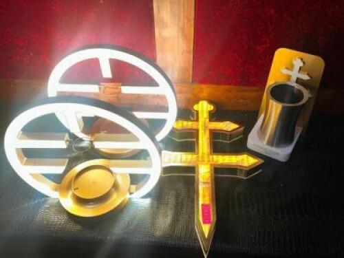 DESCRIPTION (4) ASSORTED D'USSE BOTTLE GLORIFIERS THIS LOT IS: ONE MONEY LOCATION VIP STAGE QTY 1