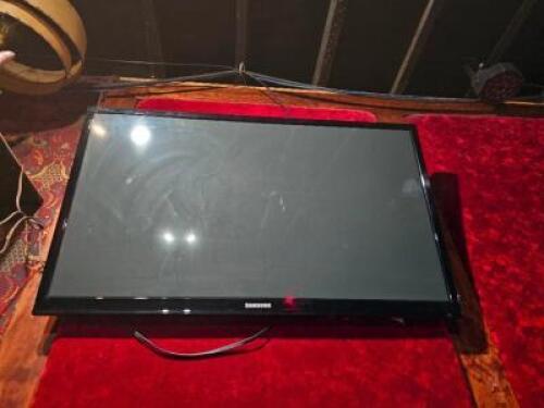 DESCRIPTION SAMSUNG 42" FLAT SCREEN TV. TO RIGHT OF BACK BAR BRAND / MODEL: SAMSUNG ADDITIONAL INFORMATION 10 YEAR + OLD MODEL. COULD NOT TEST. NEED T