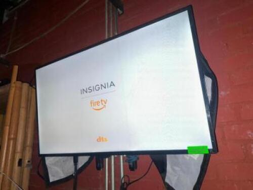 DESCRIPTION INSIGNIA 32" FLAT SCREEN TV W/ WALL MOUNT BRAND / MODEL: INSIGNIA LOCATION TIKI BAR QTY 1