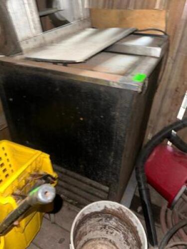 DESCRIPTION 24" SINGLE WELL MUG FROSTER. ADDITIONAL INFORMATION WORKING ORDER UNKNOWN. LOCATION OUTSIDE QTY 1