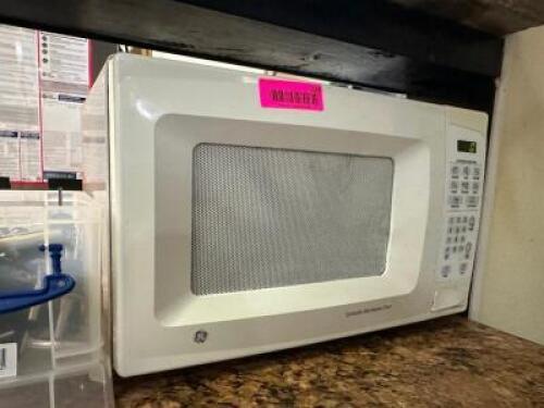 DESCRIPTION HOUSE HOLD 900 WATT MICROWAVE. LOCATION KITCHEN QTY 1