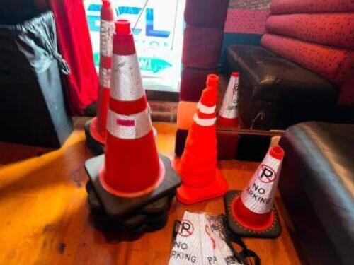 DESCRIPTION (1) LOT OF ASSORTED TRAFFIC CONES. LOCATION MAIN BAR QTY 1