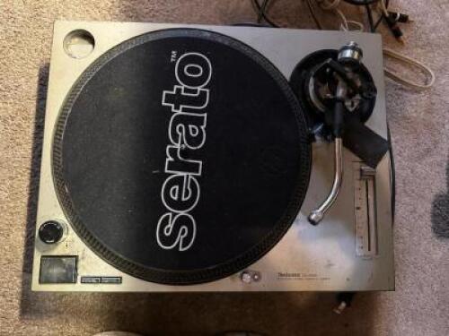 DESCRIPTION TECHNICS QUARTZ SL-1200MK2 TURN TABLE BRAND / MODEL: TECHNICS QUARTZ SL-1200MK2 ADDITIONAL INFORMATION UNTESTED. RETAILS USED FOR $600 AND