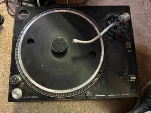 DESCRIPTION TECHNICS QUARTZ SL-1200MK2 TURN TABLE BRAND / MODEL: TECHNICS QUARTZ SL-1200MK2 ADDITIONAL INFORMATION UNTESTED. RETAILS USED FOR $600 AND