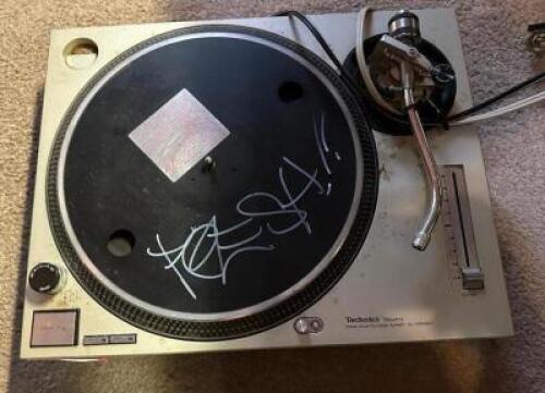 DESCRIPTION TECHNICS QUARTZ SL-1200MK2 TURN TABLE BRAND / MODEL: TECHNICS QUARTZ SL-1200MK2 ADDITIONAL INFORMATION IN WORKING ORDER. RETAILS USED FOR