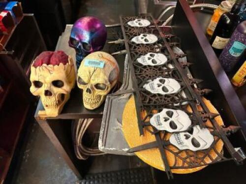 DESCRIPTION SMALL LOT OF HALLOWEEN DECORATIONS LOCATION MAIN BAR QTY 1