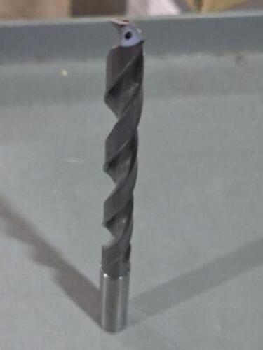 DESCRIPTION: (2) SOLID CARBIDE COOLANT DRILLS BRAND/MODEL: YG-1 DH453094 SIZE: 9.4mm RETAIL$: $387.98 QTY: 2