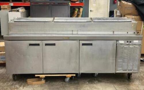 114" PIZZA PREP TABLE WITH REFRIGERATED TOPPING RAIL