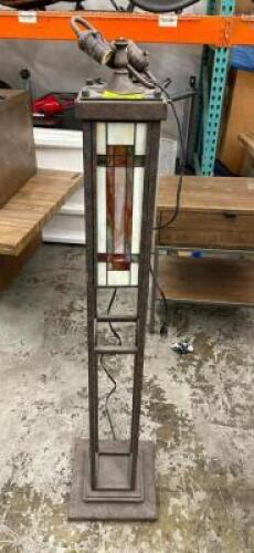 DECORATIVE STAINED GLASS LAMP