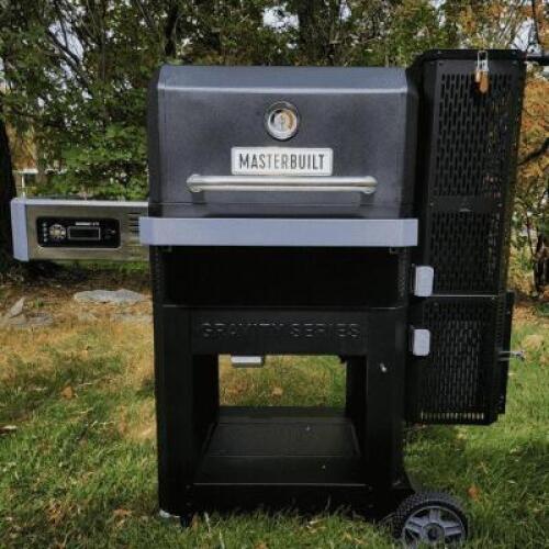 MASTER BUILT GRAVITY SERIES 900 DIGITAL CHARCOAL GRILL / SMOKER / PIZZA OVEN. (NEW OUT OF BOX)