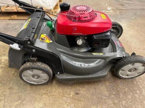 HONDA 21" SELF PROPELLED WALK BEHIND MOWER.