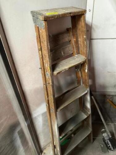 5' WOODEN LADDER