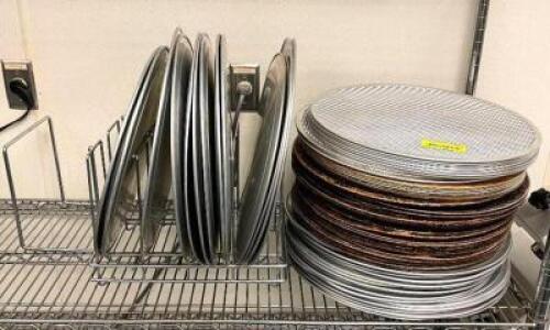 (24) ASSORTED PIZZA PANS AND COOLING RACKS.